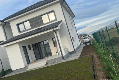 Casă cu 5 camere în Dumbrăvița
