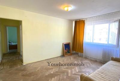 Apartament cu 3 camere semidecomandat în Craiovița Nouă