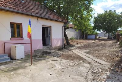 Casă cu 4 camere în Rontău
