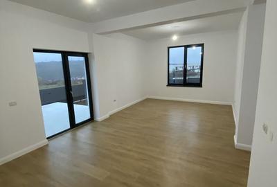 Casă cu 4 camere în Valea Adâncă