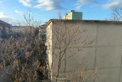 Apartament cu 3 camere semidecomandat în Dacia