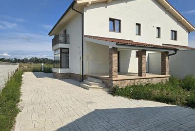 Casă cu 4 camere cu Canalizare în Central