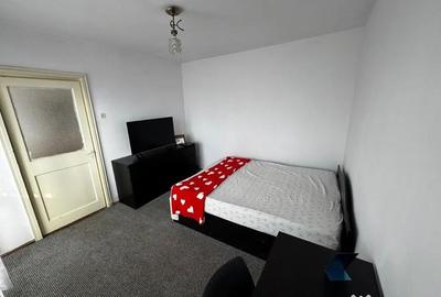 Apartament cu 3 camere semidecomandat în Podu Roș - 1