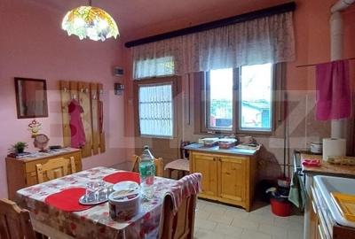 Casa renovabila cu 2 spatii comerciale, 416.6 mp, teren de 781 mp, zona Micro I - 4