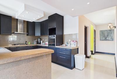 Casă cu 7 camere cu Teren 610 Mp în Central