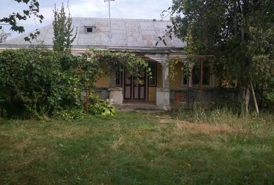 Vand casa batraneasca in Prajesti 77m2,plus 2 anexe gospodare?ti cu teren 4900m2 - 5