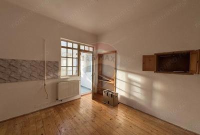 Casă cu 3 camere cu Teren 572 Mp în Central - 1