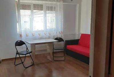 Garsonieră decomandată în Rogerius