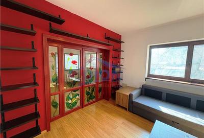 Apartament cu 3 camere semidecomandat, mobilat în Unirii