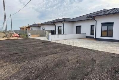Duplex pe plan -  4 camere - toate utilitatile