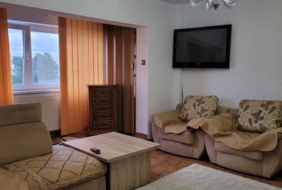 Apartament cu 3 camere semidecomandat, mobilat în Iancului
