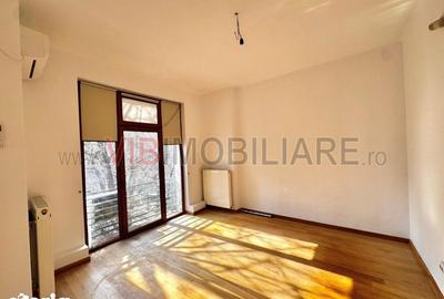 Apartament cu 6 camere în Romană