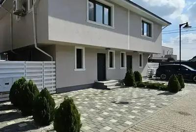 Casă cu 4 camere cu Canalizare în Est