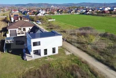 Casă cu 4 camere cu Canalizare în Central