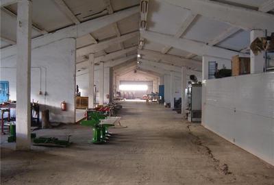 Inchiriem cladirea industrial de 2200 mp. - 1
