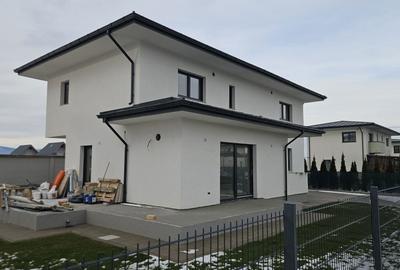 Casă cu 4 camere în Cristian - 2