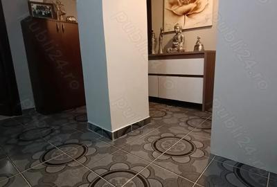 Vand apartament decomandat cu 3 camere, micro 16. - 9