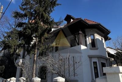 Casă individuală cu 9 camere cu Canalizare în Aviatorilor