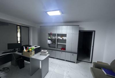 Spațiu comercial, de 50 mp, în Central - 4