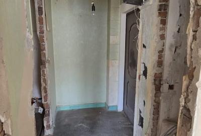 SE VINDE APARTAMENT PREGATIT PENTRU RENOVAT 2 CAMERE CONF. 1  iANCUULUI METROUL - 5