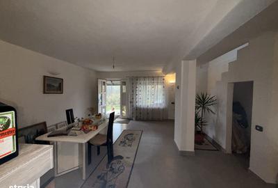 Casă cu 6 camere cu Teren 5600 Mp în Golești - 5