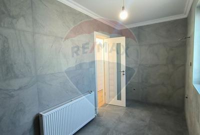 Casă cu 4 camere cu Teren 321 Mp în Port - 15