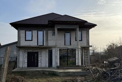 Casă cu 7 camere cu Teren 377 Mp în Central