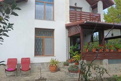 Casă cu 5 camere cu Teren 698 Mp în Albert