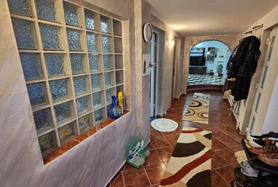Casă cu 3 camere cu Canalizare în Central - 1