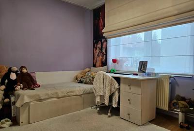 Apartament cu 3 camere decomandat în Tractorul - 2
