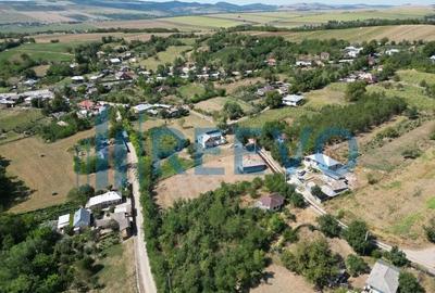 Casă cu 2 camere cu Teren 1425 Mp în Parincea - 1