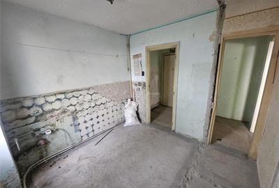 Apartament cu 2 camere semidecomandat în Micro I - 2