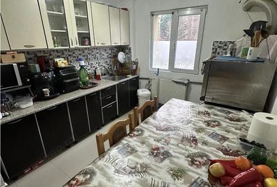 Apartament cu 3 camere semidecomandat în Circumvalațiunii