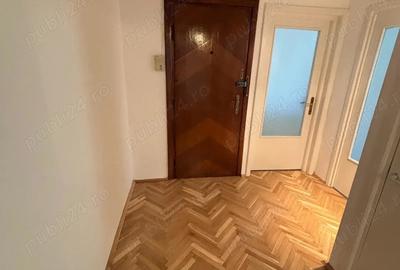 Vand ap 3 camere,et 1,in bloc cu 4 etaje,central,bloc izolat termic,zona complex studentesc Timi?o - 3