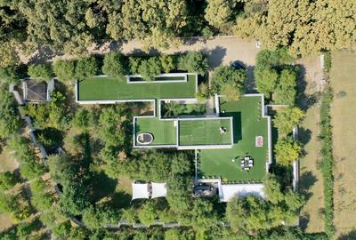 Casă cu 10 camere cu Teren 4000 Mp în Creața - 2