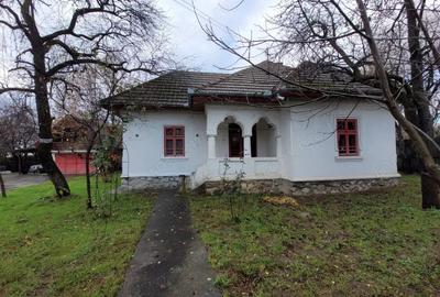 Casa tradi?ionala, mobilata ?i utilata, situata in centrul satului Polovragi - 10