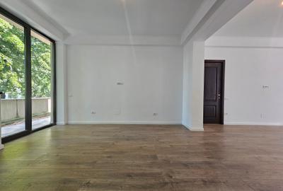Apartament cu 4 camere semidecomandat în Domenii