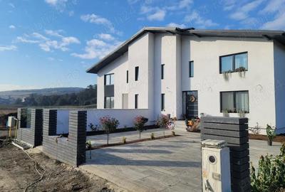 Casă cu 3 camere cu Teren 330 Mp în Central - 1