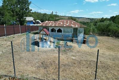 Casă cu 2 camere cu Teren 1425 Mp în Parincea - 1