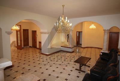 Casă individuală cu 8 camere cu Canalizare în Central - 6