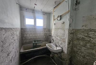 Apartament cu 2 camere semidecomandat în Micro I - 8