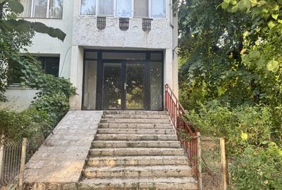 Inchiriez spa?iu comercial