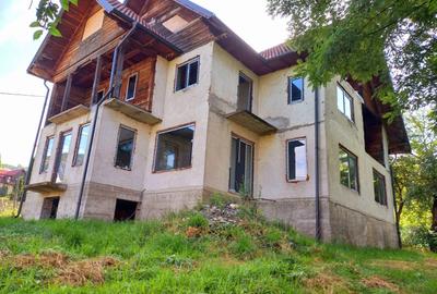 Casă cu 4 camere cu Teren 447 Mp în Rucăr - 6