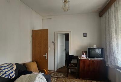 Vand apartament la casa,2 camere situat in zona Piata Cibin pe str.Darstelor et1 - 2