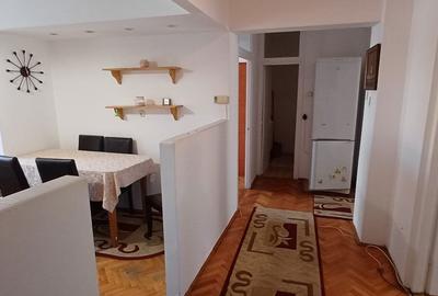 Apartament cu 3 camere decomandat în Traian