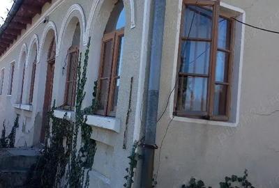 Casă cu Teren 3500 Mp în Central - 3