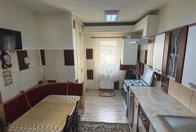 Apartament cu 4 camere decomandat, mobilat în Tractorul
