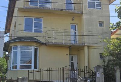 Casă individuală cu 9 camere cu Canalizare în Gruia - 1