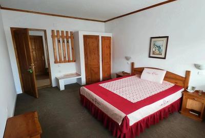 Casă cu 10 camere cu Teren 480 Mp în Bran