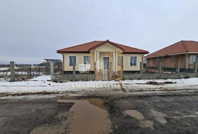 Casă individuală cu 4 camere cu Canalizare în Sânpetru